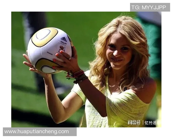 足球明星温馨瞬间抱小孩视频展现亲情与爱的力量