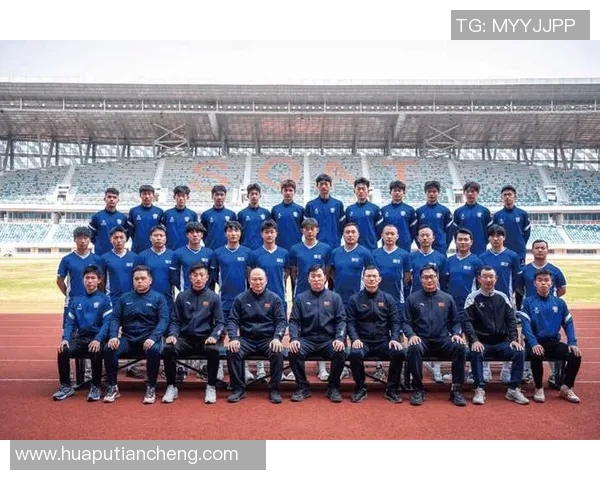 足球明星合影创意设计展现球场魅力与团队精神的完美结合