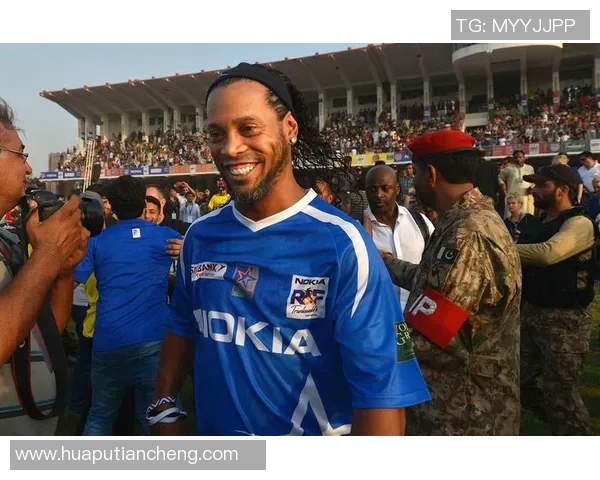 足球明星小罗因脱鞋打人事件引发热议球场风波再掀波澜